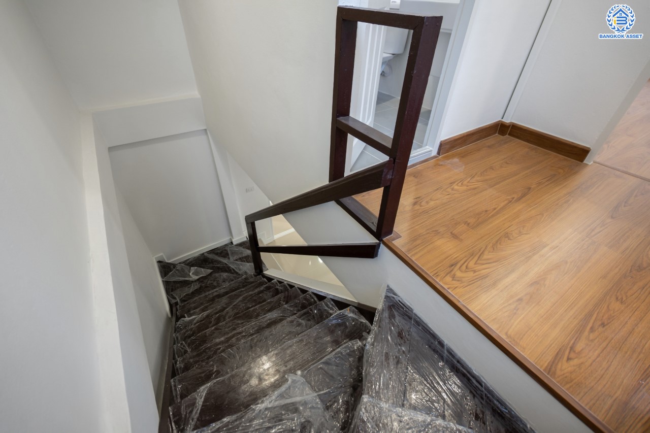 บ้านมือสองตกแต่งใหม่ ม.ลานทอง ติวานนท์-ปากเกร็ด เนื้อที่ 46 ตร.ว. ฟังก์ชัน 2 ห้องนอน 2 ห้องน้ำ จอดรถได้ 2 คัน บนทำเลทองเดินทางสะดวกติด ถ.ติวานนท์ ใกล้ห้าแยกปากเกร็ด เมืองทองธานี ทางด่วน, เซ็นทรัลแจ้งวัฒนะ และรถไฟฟ้าสายสีชมพู (สายอนาคต) "สถานีปากเกร็ด"